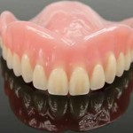 Wundschmerz an den Backenzähnen lösen oft Zahnschmerzen unter Zahnersatz aus. 