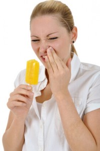 Besonders bei kalten und süßen Speisen reagieren Zähne oftmals empfindlich.
