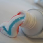 Zahnpasta mit Fluorid beugt Karies vor.